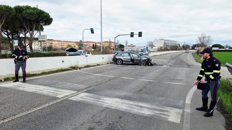 Rimini, pauroso incidente all’incrocio: miracolati un uomo, una donna e una bimba di un mese - VIDEO GALLERY
