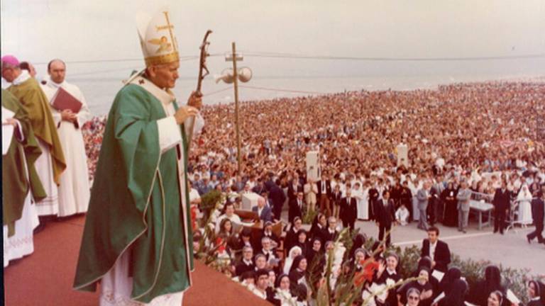 Rimini: Papa Giovanni Paolo II durante la messa al porto nel 1982