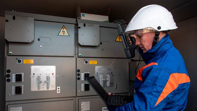 Un tecnico di Enel al lavoro