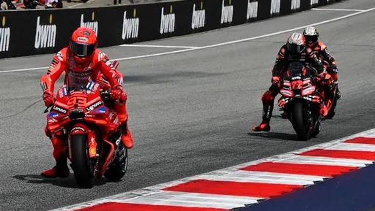 Marc Marquez davanti a Marco Bezzecchi in Austria