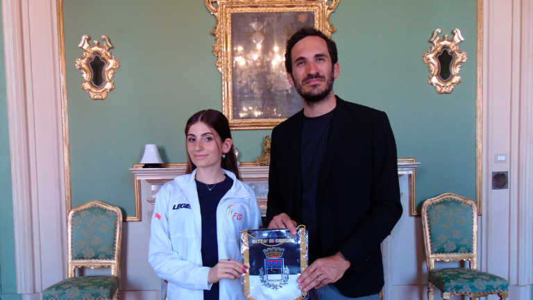 La giovane atleta Giulia Mandalà con il sindaco Enzo Lattuca