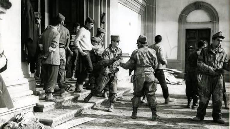 Alcuni militari al lavoro a Firenze nei giorni dell’alluvione