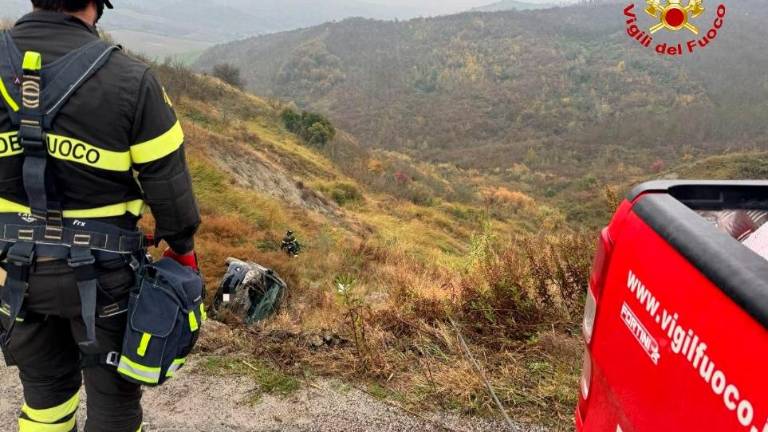 L’auto finita nella scarpata
