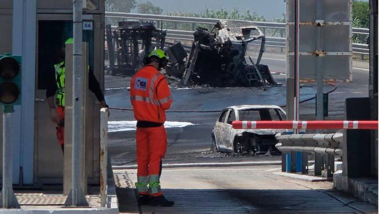 Riccione, incendio in autostrada: autocisterna a fuoco VIDEO