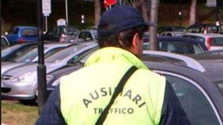 Controlli su auto parcheggiate