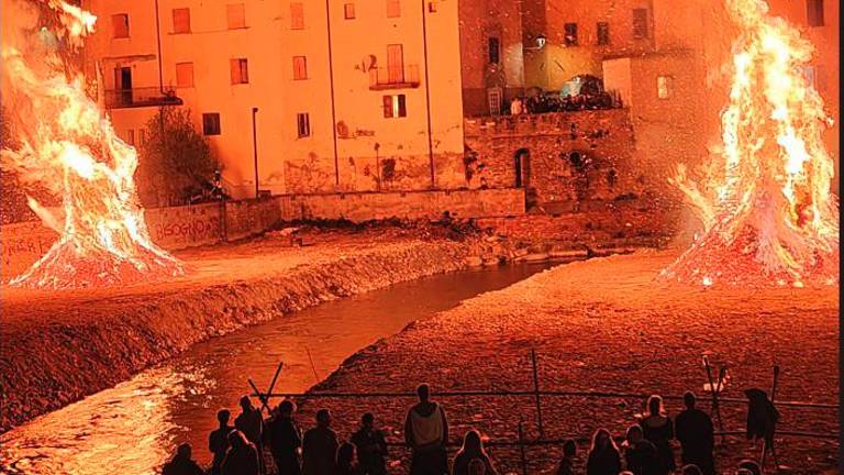 Il rogo dei pagliai dei due rioni: Borgo e Mercato