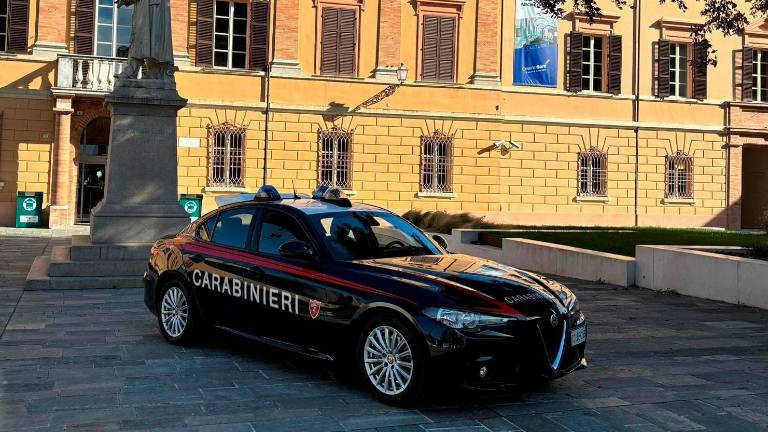 Cesena, perseguita l’ex moglie e nonostante i divieti viene sorpreso a pochi metri dal negozio che gestisce: 42enne arrestato