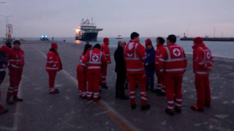 Ravenna, sbarcata la nave dei migranti Geo Barents con 134 persone a bordo: due sono al Pronto Soccorso VIDEO GALLERY