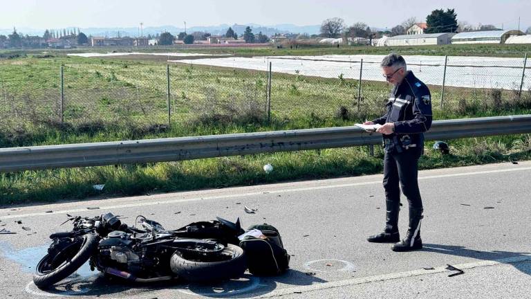 I rilievi della Polizia locale dopo l’incidente fatale