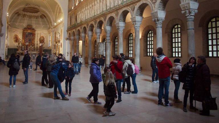 Visitatori dentro la basilica di Sant’Apollinare in Nuovo, a destra turisti in centro foto fiorentini