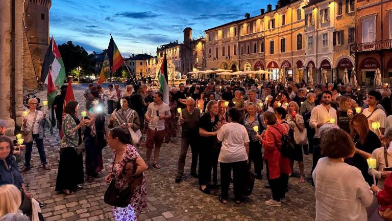 Cesena, «sanzioni a Israele per fermare il genocidio»: in 300 in piazza a lume di candela
