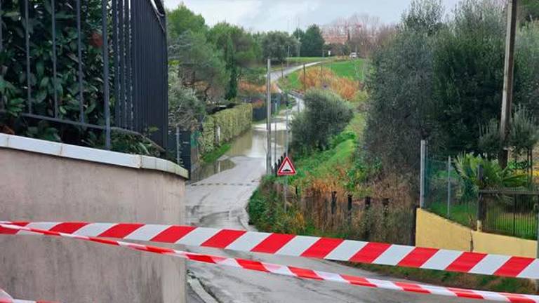 Maltempo a Riccione: torrente Marano in piena, chiuso il ponte di via San Lorenzo