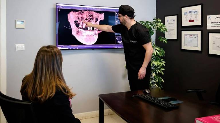 Implantologia digitale e sorriso naturale: il dottor Roland Zhuka spiega la nuova chirurgia guidata