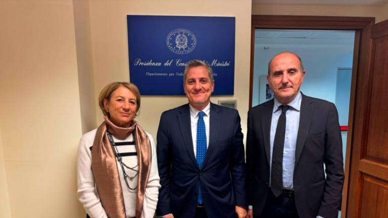 La presidente nazionale di CulTurMedia Giovanna Barni, il sottosegretario Alberto Barachini e il vice presidente nazionale di CulTurMedia con delega all’informazione Luca Pavarotti