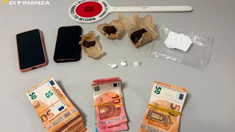 Lo stupefacente e il denaro sequestrati