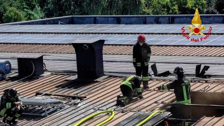 Forlì, incendio a Bussecchio: evacuate farmacia e supermercato