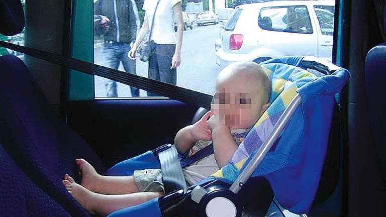 Un bambino sul seggiolino in auto