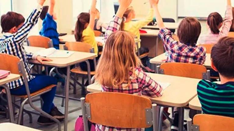 Alcuni bambini a scuola