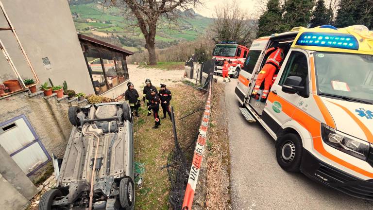 Paura a Fontanelle di San Leo: auto indietreggia e si ribalta nel giardino di una casa