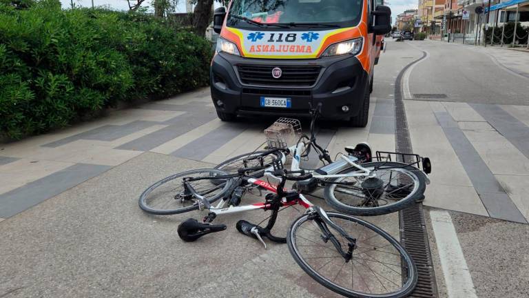 Rimini, scontro fra biciclette: ciclista trasportato in ospedale con l’elicottero GALLERY