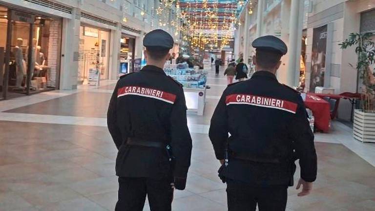 Cesena, “vai a comprare l’iPhone e scegli il finanziamento”: in carcere due truffatori che sfruttavano persone fragili