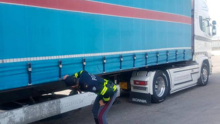 Cesena, specchietti mancanti e bulloni del rimorchio allentati: tre Tir fermati in A-14