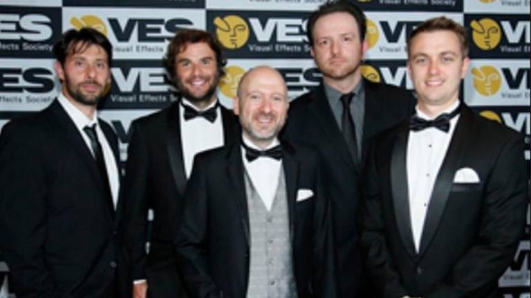 Alessandro Saponi, secondo da destra, alla premiazione dei Visual effect society awards a Los Angeles