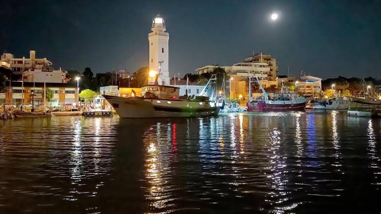 Peschereccio in uscita dal porto di Rimini
