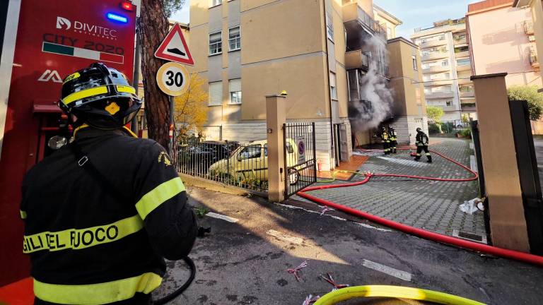 Rimini, auto in fiamme in un garage in via Covignano - Gallery
