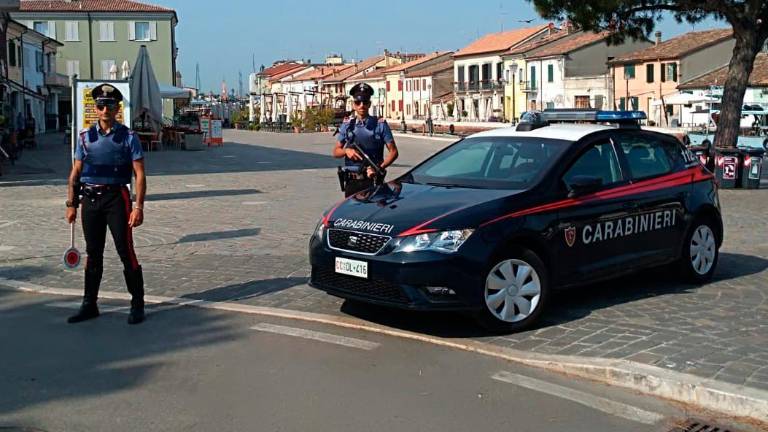Cesenatico, vuole buttarsi dal balcone per togliersi la vita: salvata dal marito e dai Carabinieri