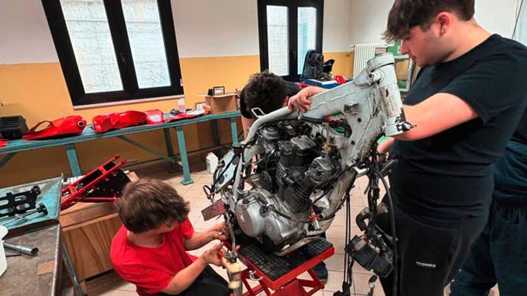 Gli studenti al lavoro durante il restauro meccanico
