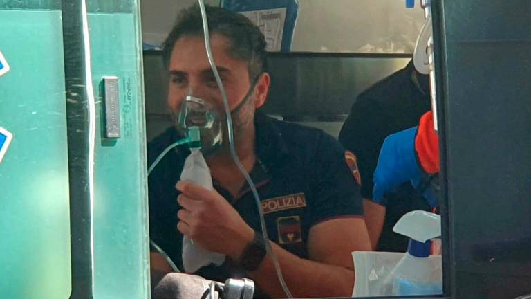 Rimini, si chiude in camera da letto e apre una bombola di gpl: allarme nel condominio, intervengono Polizia e Vigili del Fuoco - Gallery