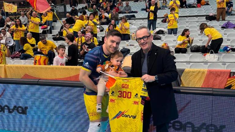 Il presidente Matteo Rossi consegna a Riccardo Goi la maglia speciale per le 300 partite in giallorosso