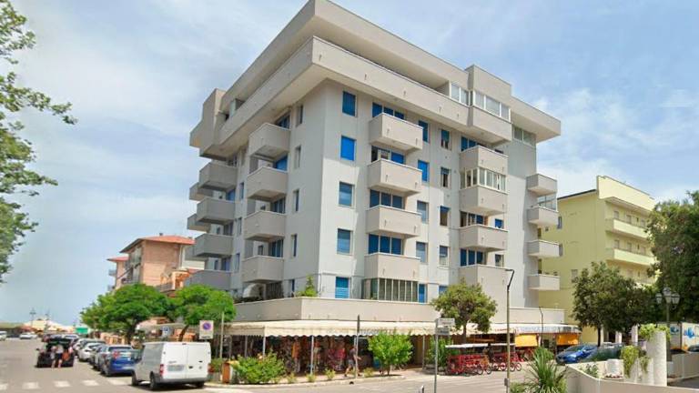 Il palazzo che aveva subito i danni da esondazione a Valverde