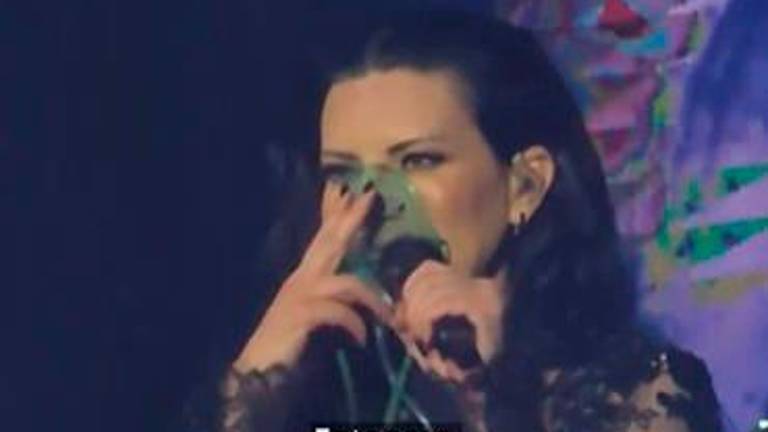 Laura Pausini in concerto a 2.800 metri in Ecuador usa la maschera dell’ossigeno