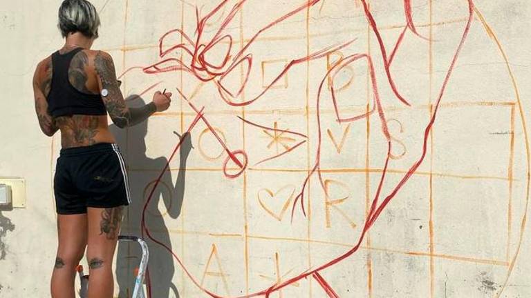 Cesena, murales sul muro del liceo per denunciare la violenza contro le donne