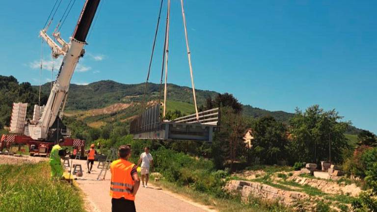 Riolo Terme. Rinasce il collegamento di Isola: varato il nuovo ponte Bailey sul Senio