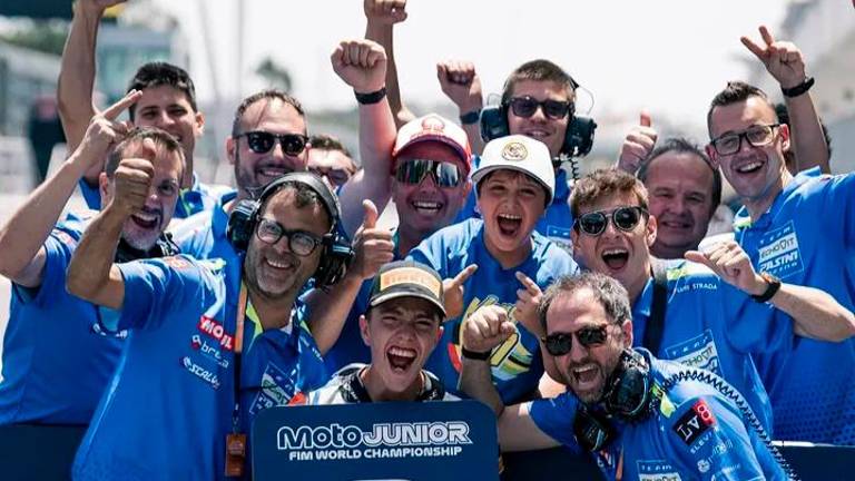 Lorenzo Pritelli festeggia il secondo posto all’Estoril con il suo team