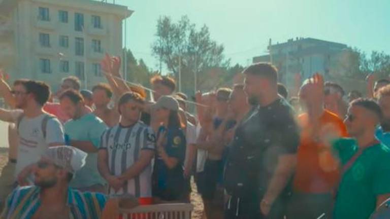Se il fantacalcio diventa show: a Rimini l’asta in spiaggia con i top creators e le star dei social