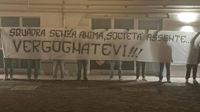 I due striscioni di contestazione che la Curva Nord biancorossa ha mostrato venerdì notte in sede e al palasport