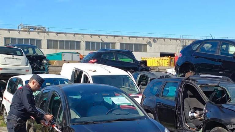 Autodemolitore denunciato dai Carabinieri. Piazzale sequestrato