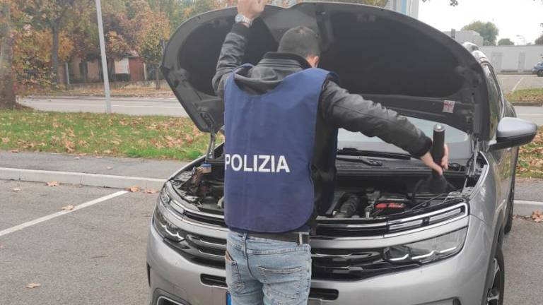 Cesena, truffa su 163 veicoli per rivenderli all’estero: denunciata la proprietaria dell’agenzia di pratiche auto