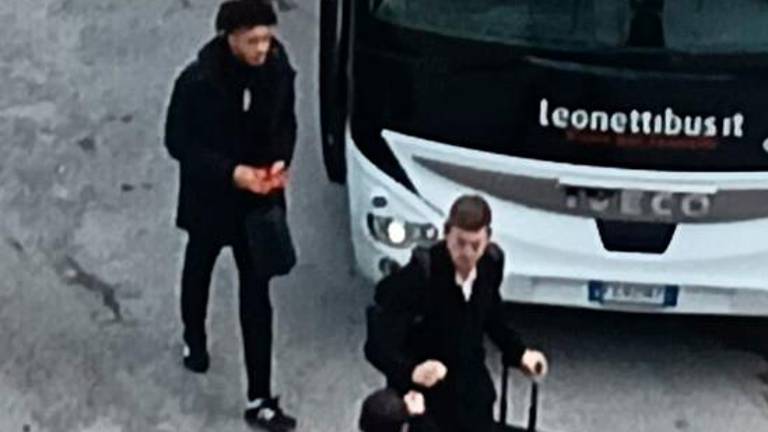 Jalen Blesa appena uscito dal pullman senza borsa ad Avellino