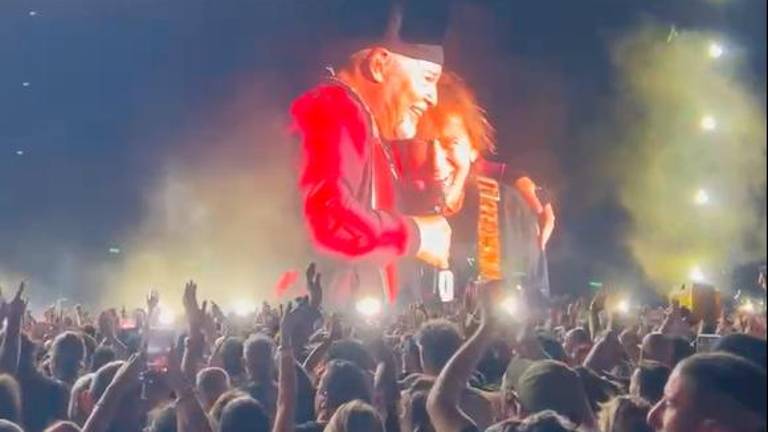 Vasco Rossi a Rimini, il Gallo sale sul palco e l’entusiasmo va alle stelle VIDEO