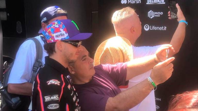 MotoGp a Misano, Marco Bezzecchi preso d’assalto dai fans VIDEO