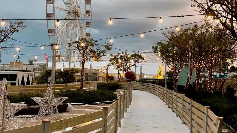 Pattinare con vista mare: a Riccione torna la pista del ghiaccio più grande d’Italia