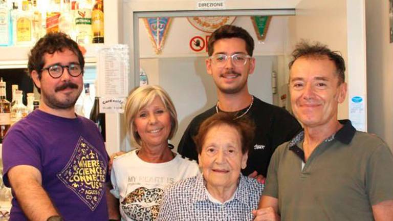 Annunziata Boschetti con il figlio Paolo, la nuora Daniela e i nipoti Luca e Andrea