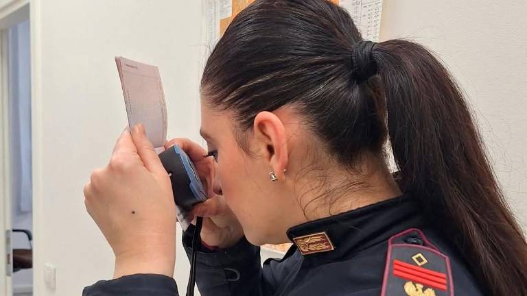 Rimini, cinese con passaporto coreano falso arrestato dalla Polizia di frontiera aerea