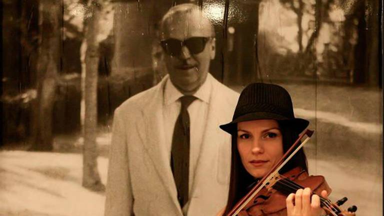 Desislava Kondova davanti a un’immagine di Secondo Casadei mentre indossa il suo cappello