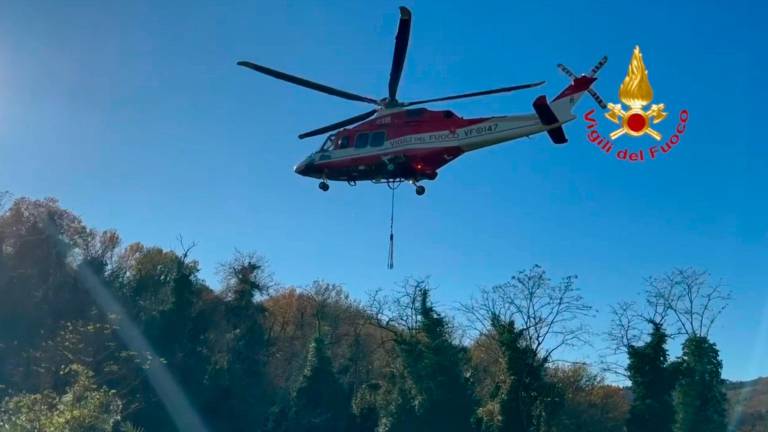 Roncofreddo, cavallo nel fango salvato con l’elicottero VIDEO